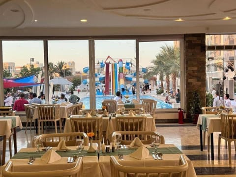 Restaurant/places to eat, Communal lounge/ TV room, People, Banquet/Function facilities, Aqua park, Evening entertainment, Pool view, Swimming pool, group of guests
