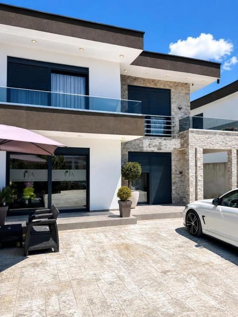 Property building, Patio, Day, Garden, Parking
