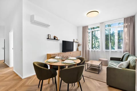 TV and multimedia, Living room, Seating area, Dining area, Evening entertainment