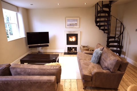 TV and multimedia, Kitchen or kitchenette, Living room, Seating area, Dining area