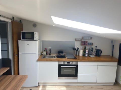 Coffee/tea facilities, oven, stove
