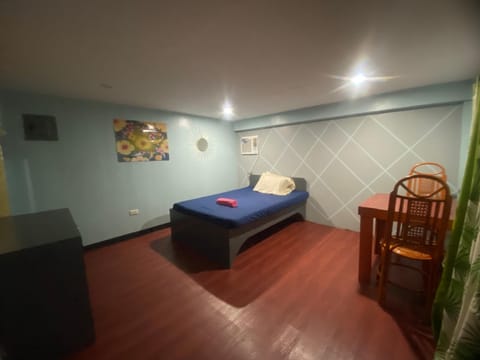 Bed, Photo of the whole room, Seating area, Bedroom