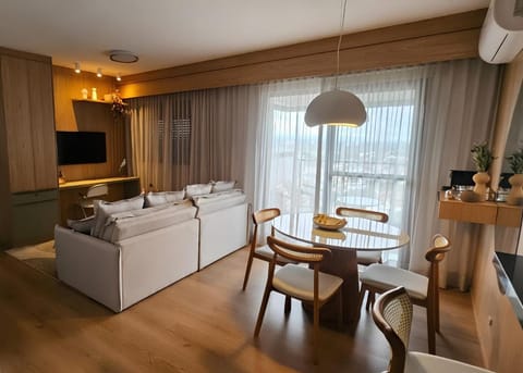 Communal lounge/ TV room, TV and multimedia, Living room, Seating area, Dining area