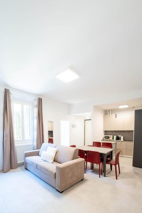Kitchen or kitchenette, Living room, Seating area, Dining area, stove