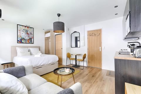 Bed, Photo of the whole room, Seating area