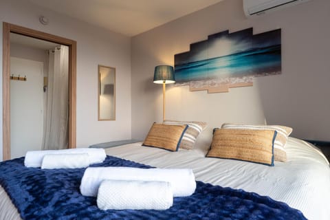 Bed, Photo of the whole room, Bedroom, Sea view, towels