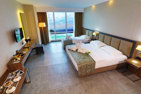 Bed, TV and multimedia, Photo of the whole room, Bedroom, towels