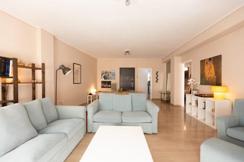 Communal lounge/ TV room, TV and multimedia, Living room, Seating area, Evening entertainment