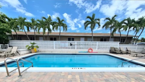 Swimming pool, sunbed