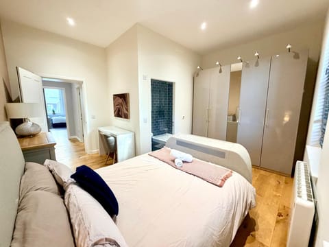 Bed, Living room, Photo of the whole room, Seating area, Bedroom, internet, wardrobe