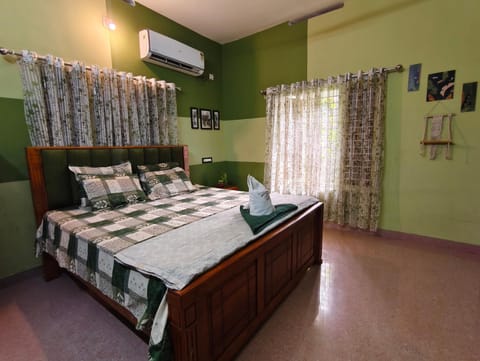 Bed, Photo of the whole room, towels, air conditioner