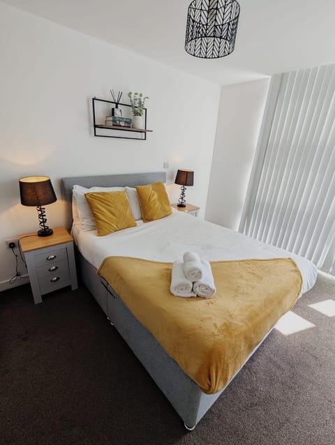 Bed, Photo of the whole room, Bedroom, towels