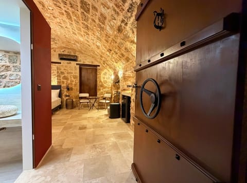 Toilet, Property building, Facade/entrance, Bed, Coffee/tea facilities, Decorative detail, Decorative detail, Bedroom, flat iron, hair dryier, safe, wardrobe, air conditioner