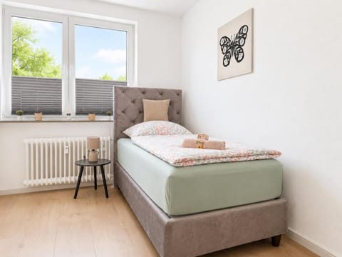 Communal lounge/ TV room, Bed, Summer, TV and multimedia, Photo of the whole room, Decorative detail, Decorative detail, Bedroom, cot, heating, heating, internet, internet, towels, towels, wardrobe