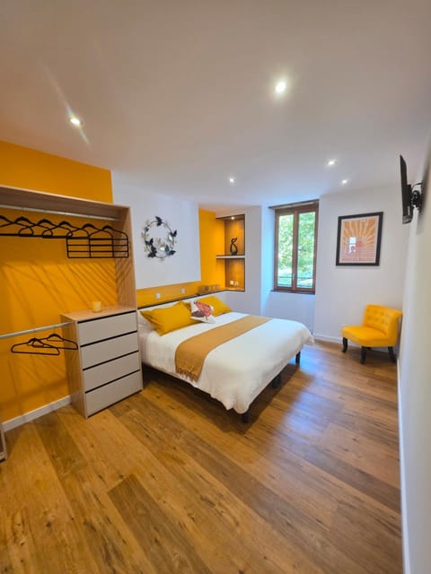 Bed, Photo of the whole room, Bedroom