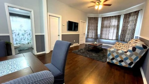 TV and multimedia, Living room, Seating area, Evening entertainment