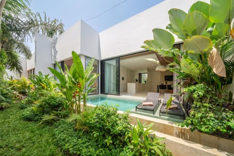 Property building, Patio, Swimming pool, Swimming pool, sunbed