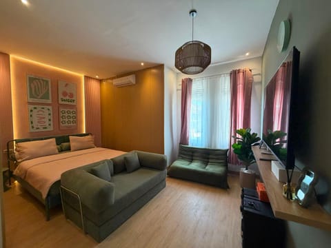 Communal lounge/ TV room, Bed, TV and multimedia, Seating area, Evening entertainment, Bedroom