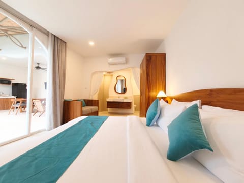 Communal lounge/ TV room, Bed, TV and multimedia, Living room, Photo of the whole room, Seating area, Evening entertainment, Bedroom, hair dresser, wardrobe