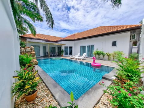 Property building, Day, Garden, Pool view, Swimming pool, sunbed