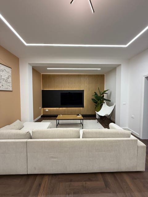 Communal lounge/ TV room, TV and multimedia, Living room, Seating area, Evening entertainment