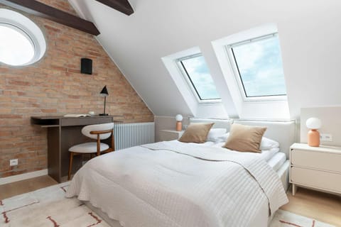 Bed, Photo of the whole room, Seating area, Bedroom