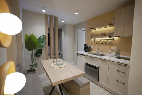 Communal lounge/ TV room, TV and multimedia, Coffee/tea facilities, Seating area, Dining area, Food, dishwasher, stove