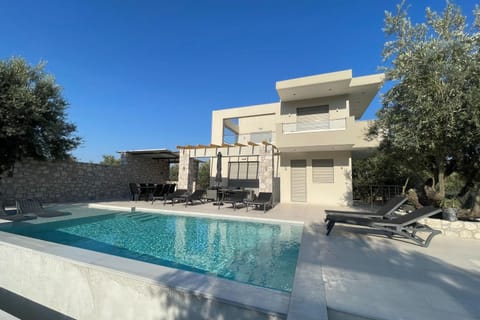 Property building, Patio, Day, Pool view, Swimming pool, sunbed