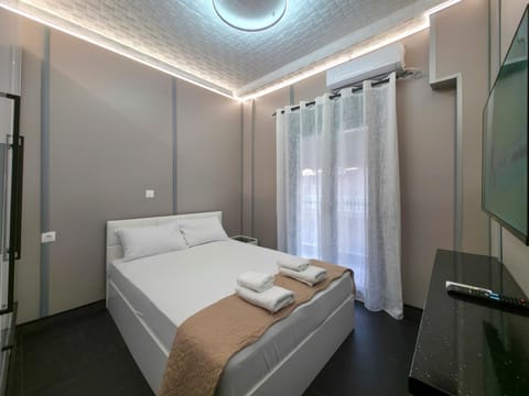 Bed, TV and multimedia, Photo of the whole room, Bedroom, towels, wardrobe