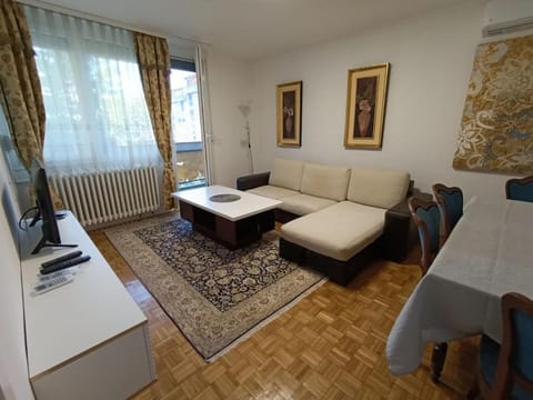 TV and multimedia, Photo of the whole room, Seating area