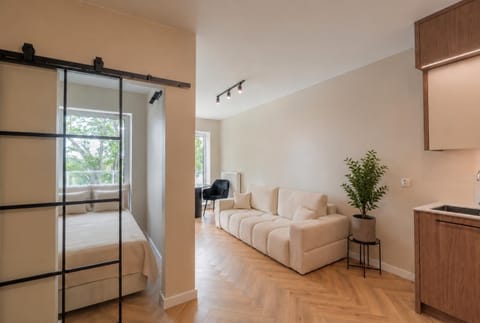 Bed, TV and multimedia, Living room, Photo of the whole room, Seating area, Bedroom