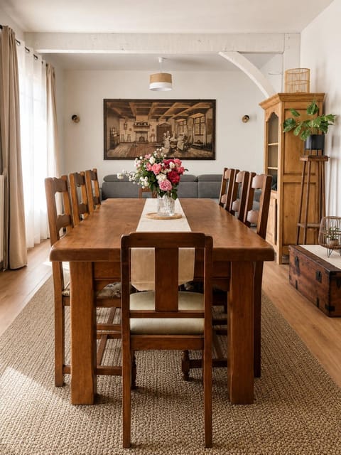 Nearby landmark, View (from property/room), Decorative detail, Dining area, concierge, internet