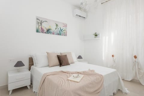 Bed, Photo of the whole room, Bedroom, towels, air conditioner