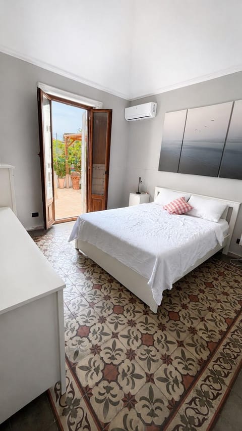 Bed, Bedroom, towels, air conditioner