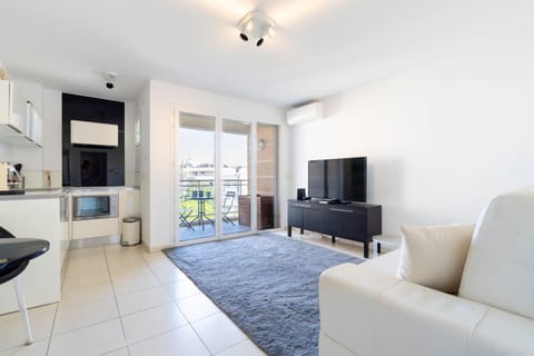 TV and multimedia, Balcony/Terrace, Kitchen or kitchenette, Living room, Seating area, air conditioner
