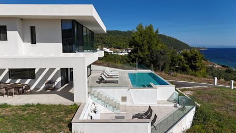 Property building, Patio, Day, Natural landscape, View (from property/room), Balcony/Terrace, Mountain view, Pool view, Sea view, Swimming pool, sunbed