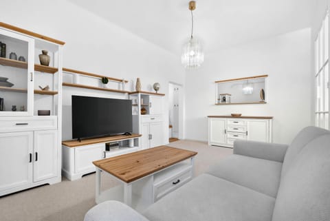 TV and multimedia, Living room, Seating area, Evening entertainment