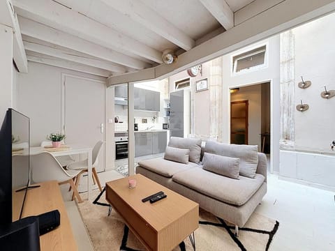 TV and multimedia, Kitchen or kitchenette, Living room, Seating area, Dining area, air conditioner