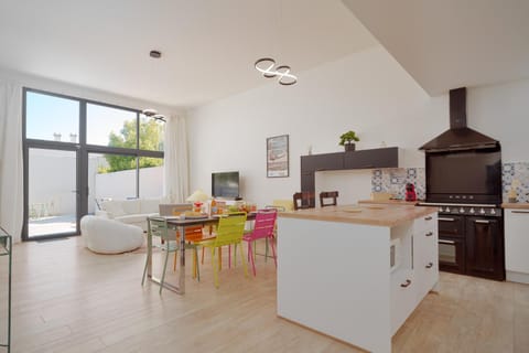 Kitchen or kitchenette, Living room, Dining area
