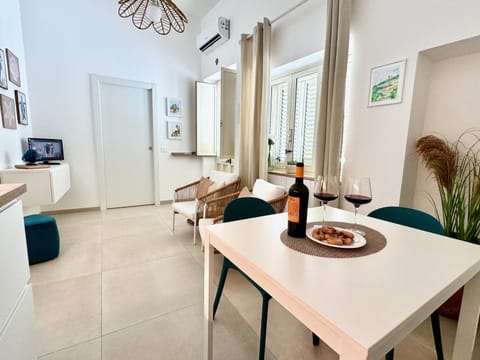 TV and multimedia, Kitchen or kitchenette, Living room, Food and drinks, Seating area, Dining area, Food