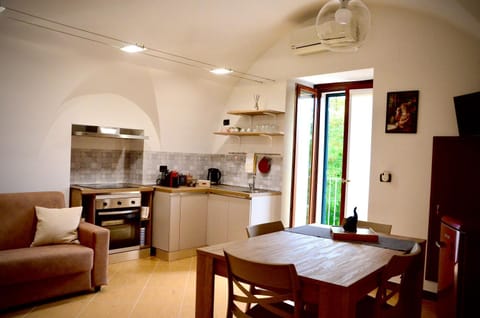 Kitchen or kitchenette, Living room, Seating area, Dining area