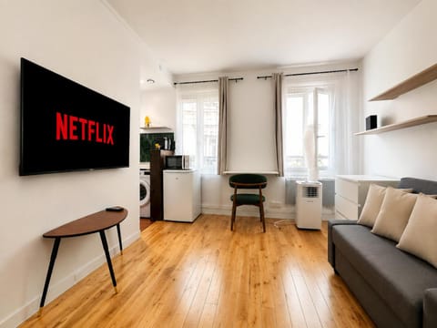 Communal lounge/ TV room, TV and multimedia, Living room, Seating area, Evening entertainment
