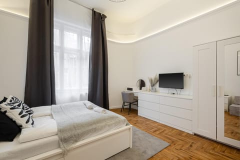 TV and multimedia, Photo of the whole room, Bedroom