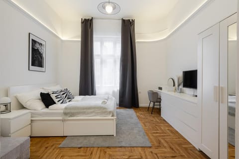 Bed, TV and multimedia, Seating area, Bedroom