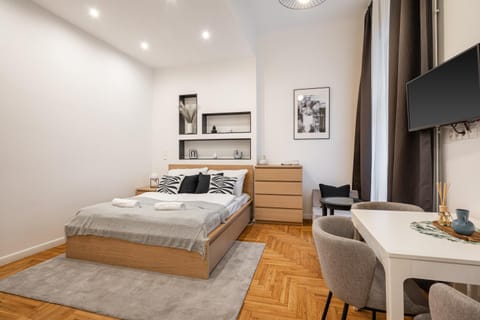 Bed, TV and multimedia, Photo of the whole room, Seating area, Bedroom, towels