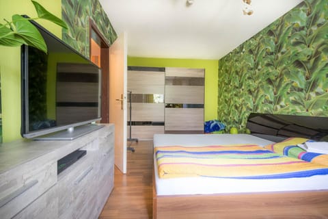 Bed, TV and multimedia, Bedroom