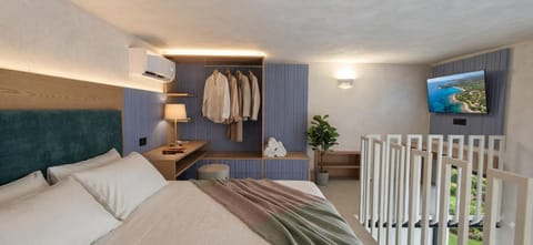 Bed, TV and multimedia, Photo of the whole room, Seating area, Bedroom