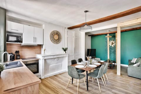 Communal lounge/ TV room, TV and multimedia, Coffee/tea facilities, Kitchen or kitchenette, Living room, Decorative detail, Seating area, Dining area, Area and facilities, furniture, heating, internet, microwave, oven, storage, stove, kitchen