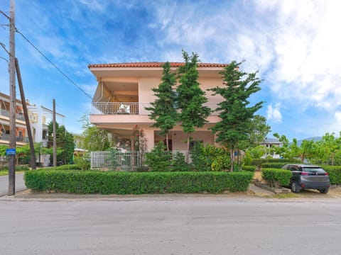 Property building, Neighbourhood, Garden, Parking