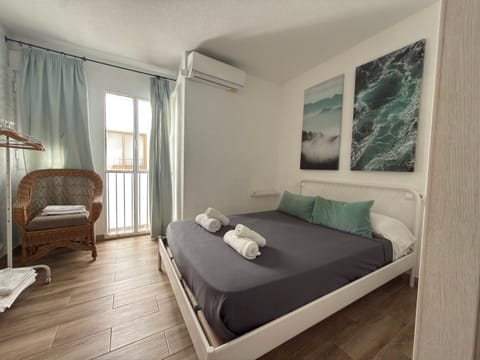 Bed, Photo of the whole room, Bedroom, towels, air conditioner